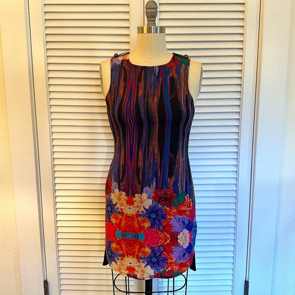 THREE OF SOMETHING SLEEVELESS MINI DRESS. ABSTRACT FLORAL MOTIF ON FRONT. SZ 4